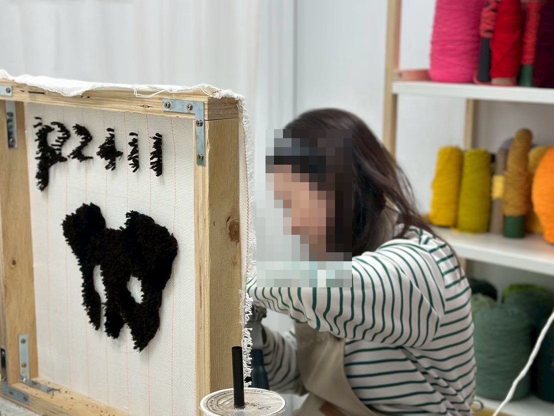 學員完成的黑色圖案簇絨作品