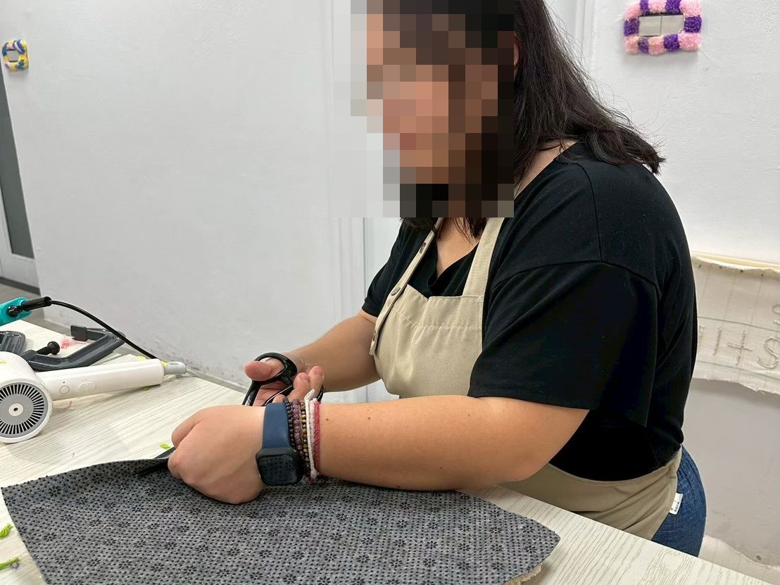 老師協助修剪簇絨地毯表面