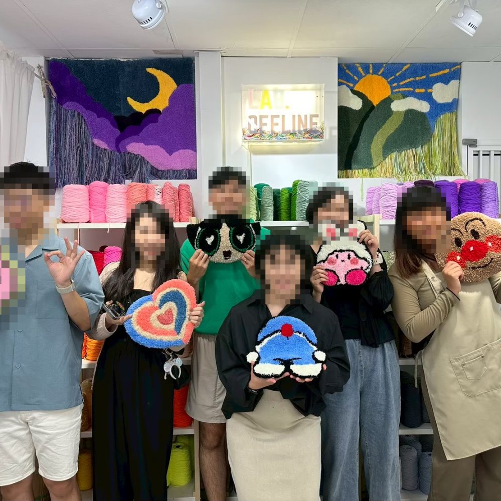 團體課學員與各自的簇絨作品