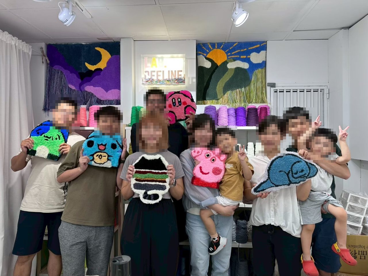家庭日團體課,大人小孩各自完成簇絨作品合影