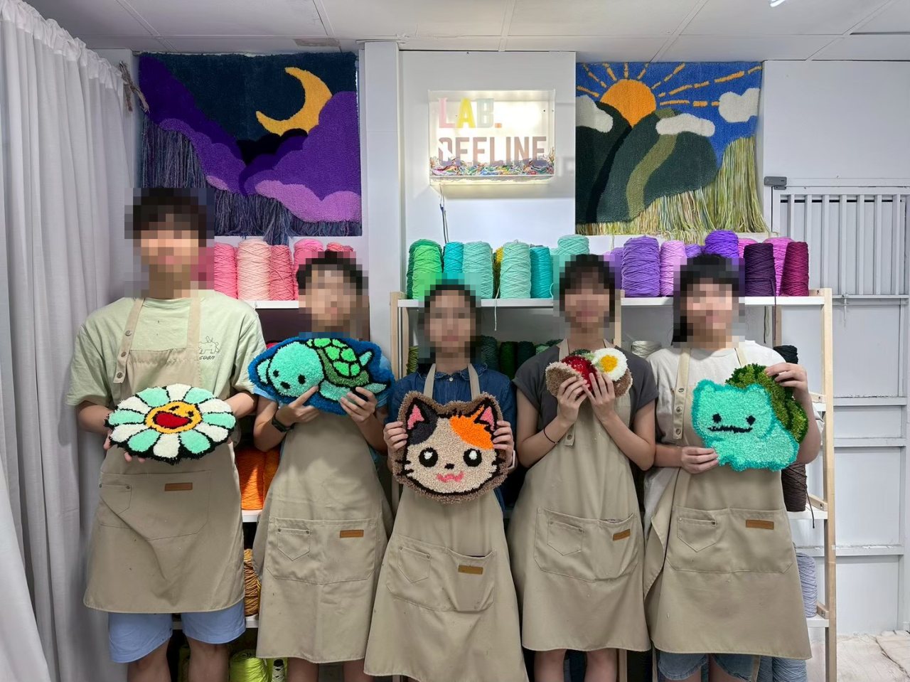 學生團體與各自完成的簇絨地毯合影